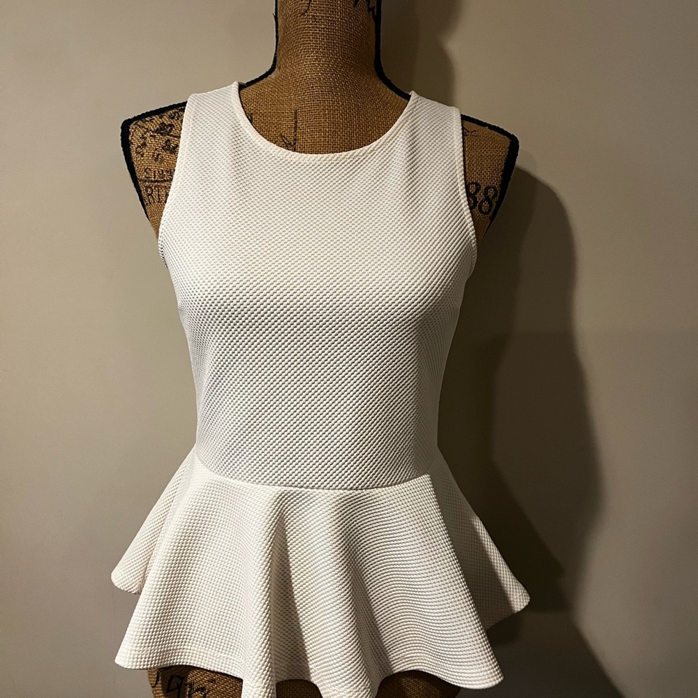 💙H&M white peplum top fit and flair